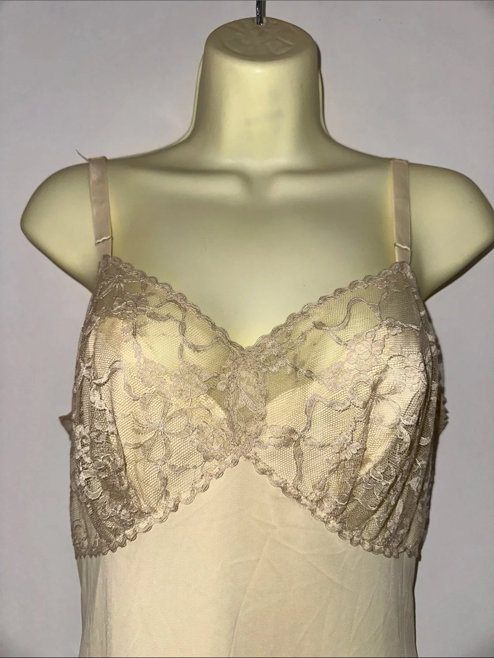 Vtg  50s/60s Artemis Creamy Yellow Full Nylon Slip with Tan Lace Trim Details - Picture 2 of 8